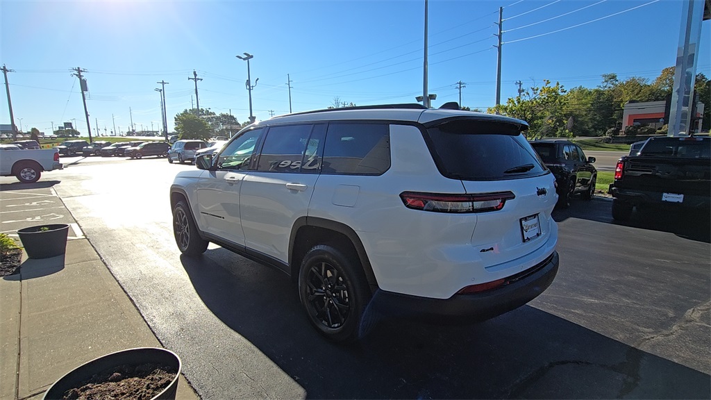 2025 Jeep Grand Cherokee Altitude photo 3