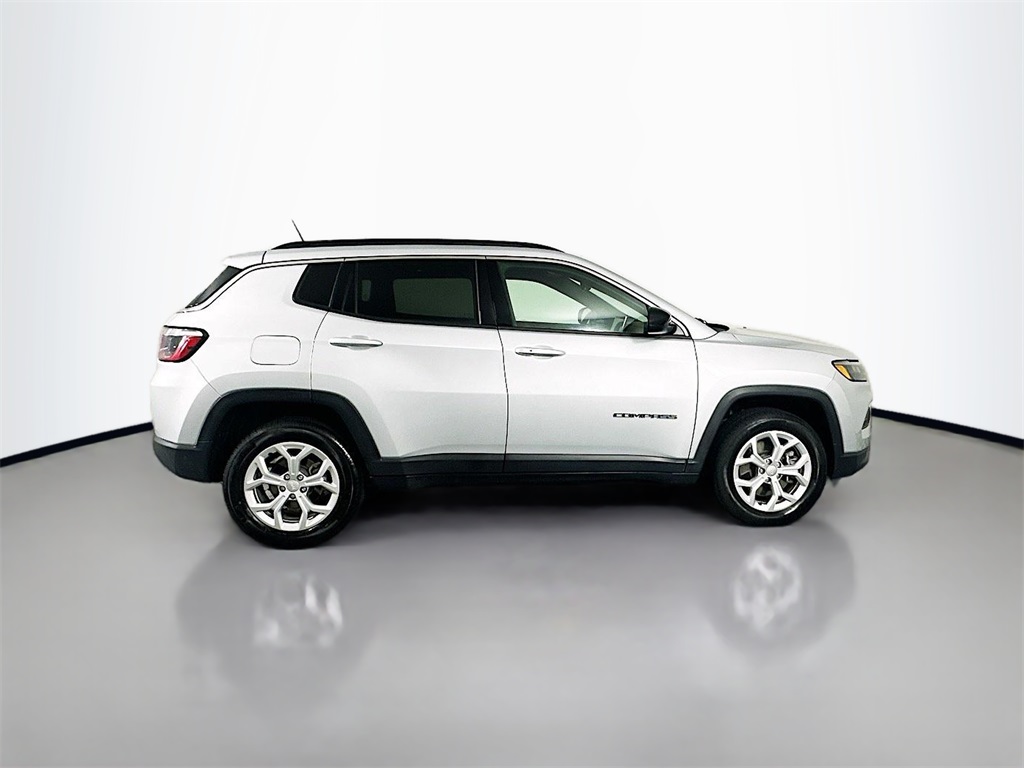 2024 Jeep Compass Latitude photo 12