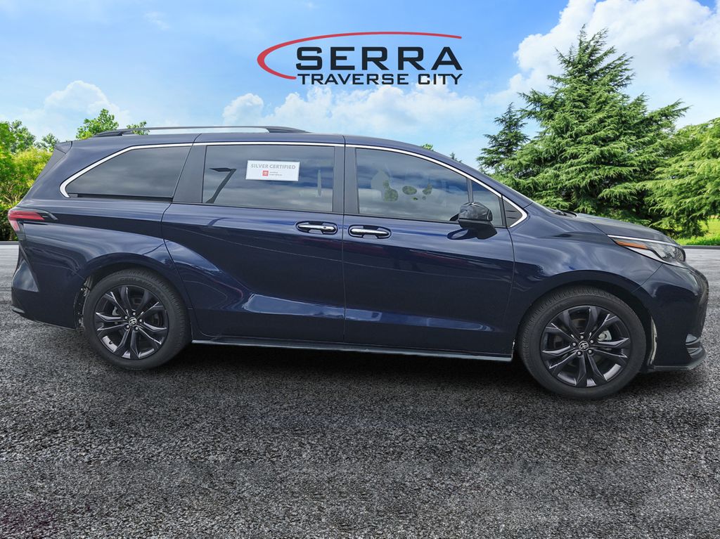 2022 Toyota Sienna XSE photo 4