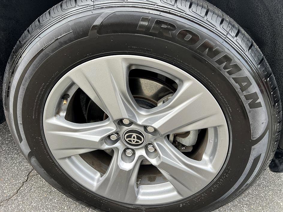 2023 Toyota RAV4 XLE photo 12