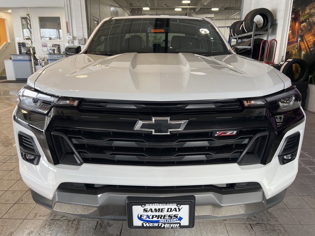 2024 Chevrolet Colorado Z71 photo 2