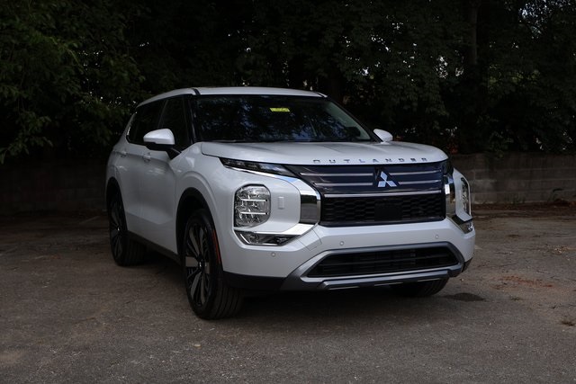 2025 Mitsubishi Outlander SE's photo