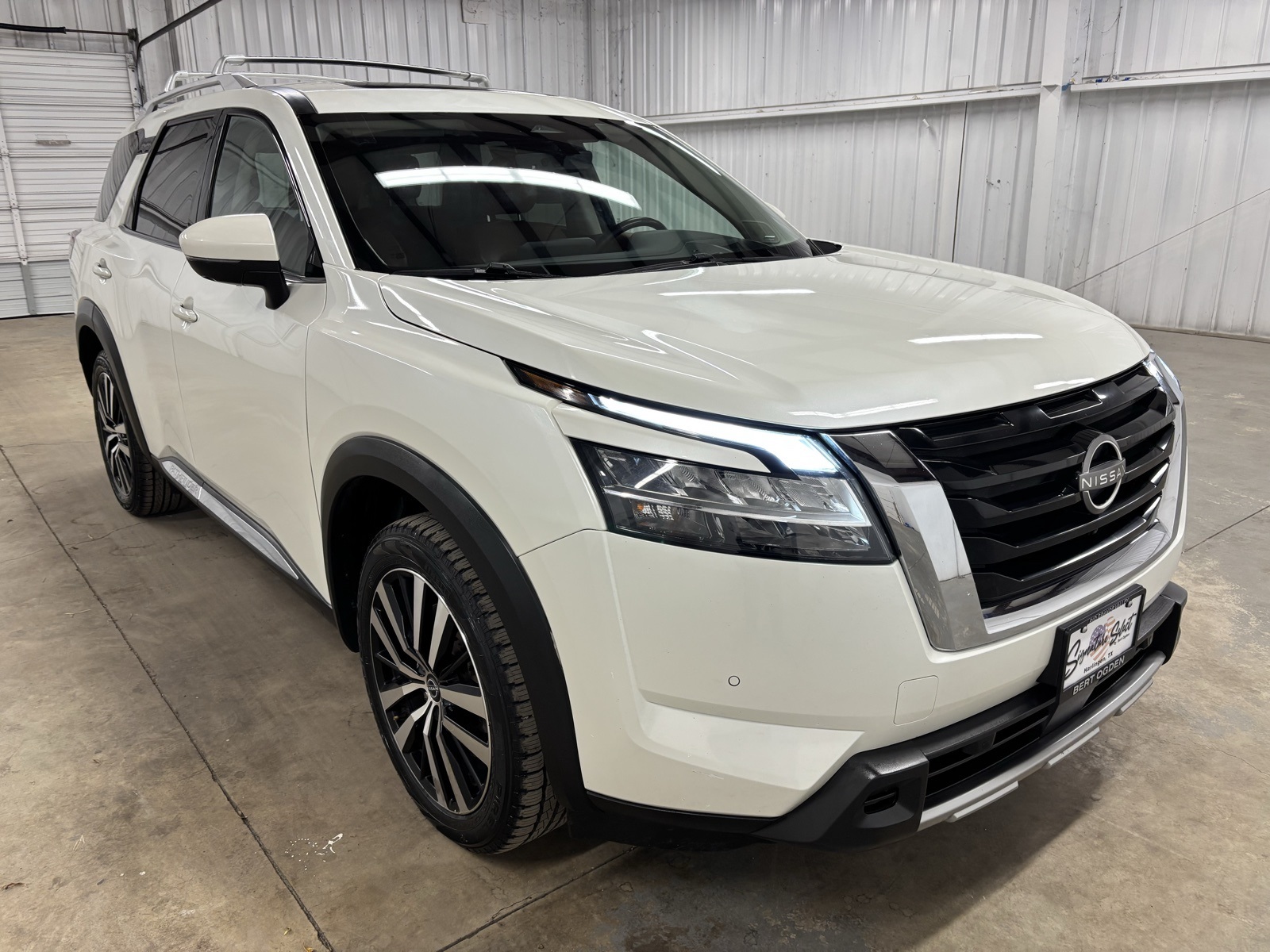 2023 Nissan Pathfinder Platinum's photo