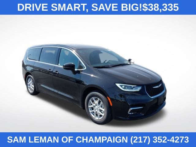 2026 Chrysler Pacifica Select's photo