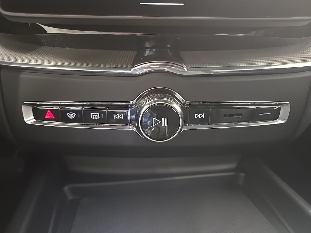 2026 Volvo XC60 B5 Black Edition photo 14