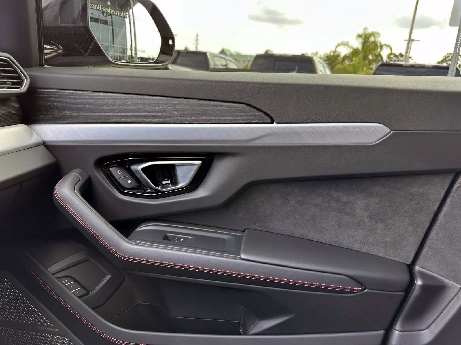 2022 Lamborghini Urus Base photo 23