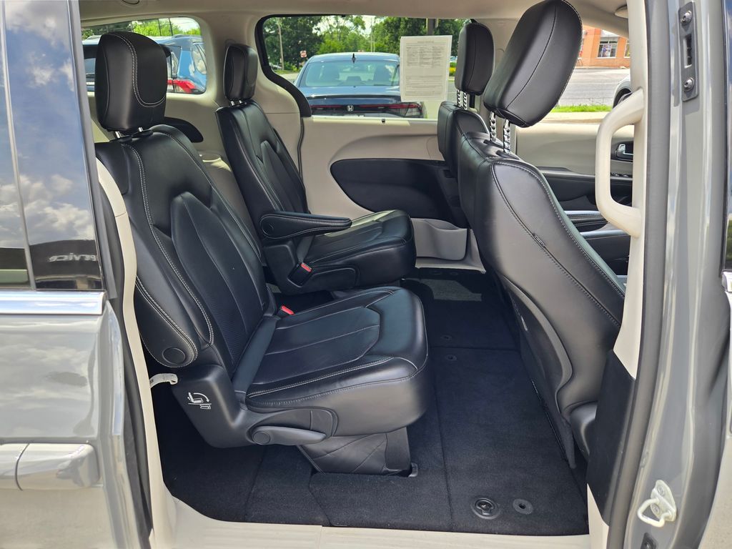 2023 Chrysler Pacifica Touring L photo 6