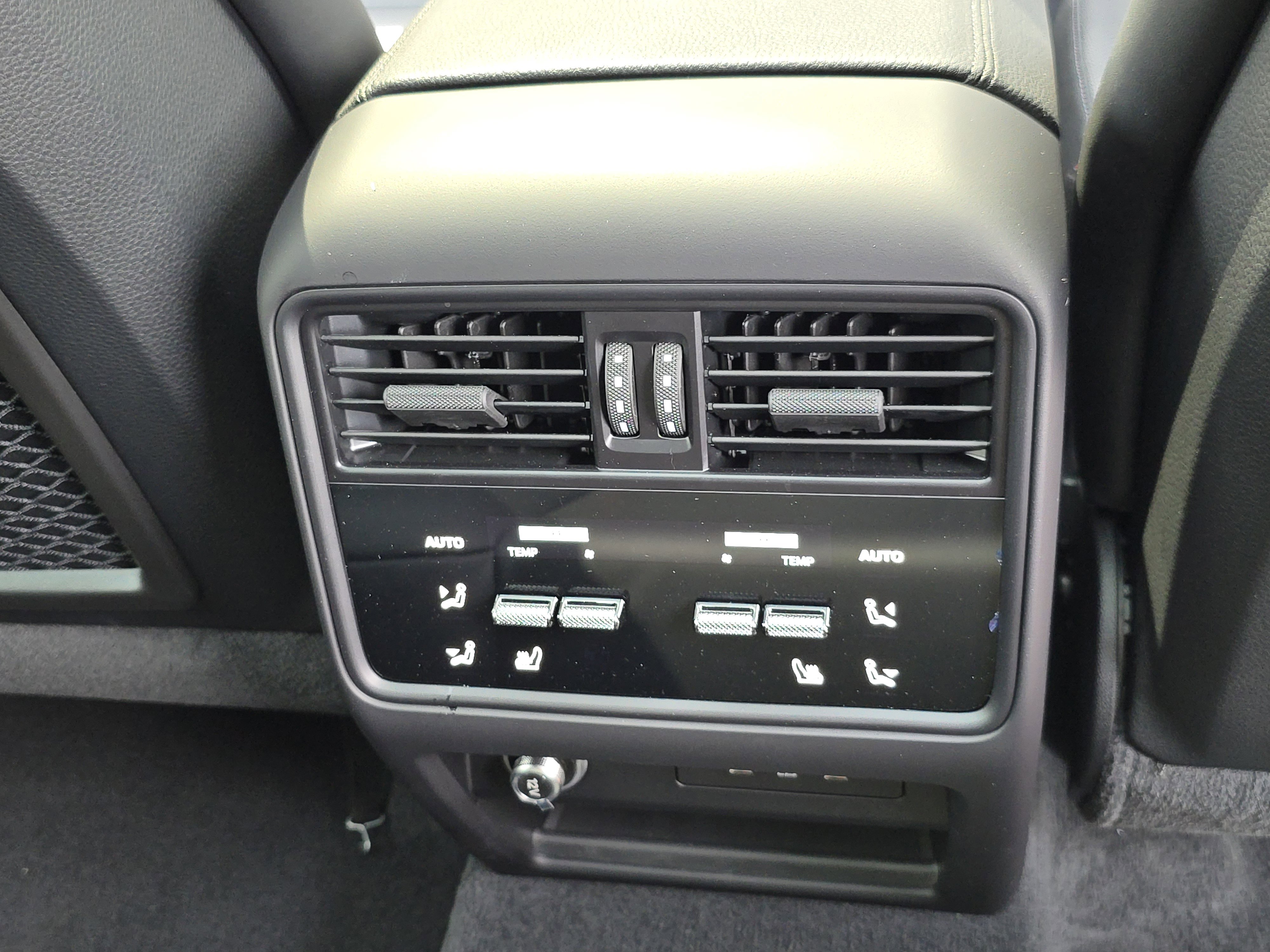 2024 Porsche Cayenne Coupe photo 3