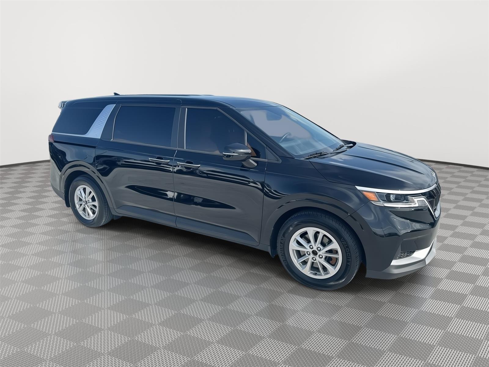 2023 Kia Carnival LX photo 2