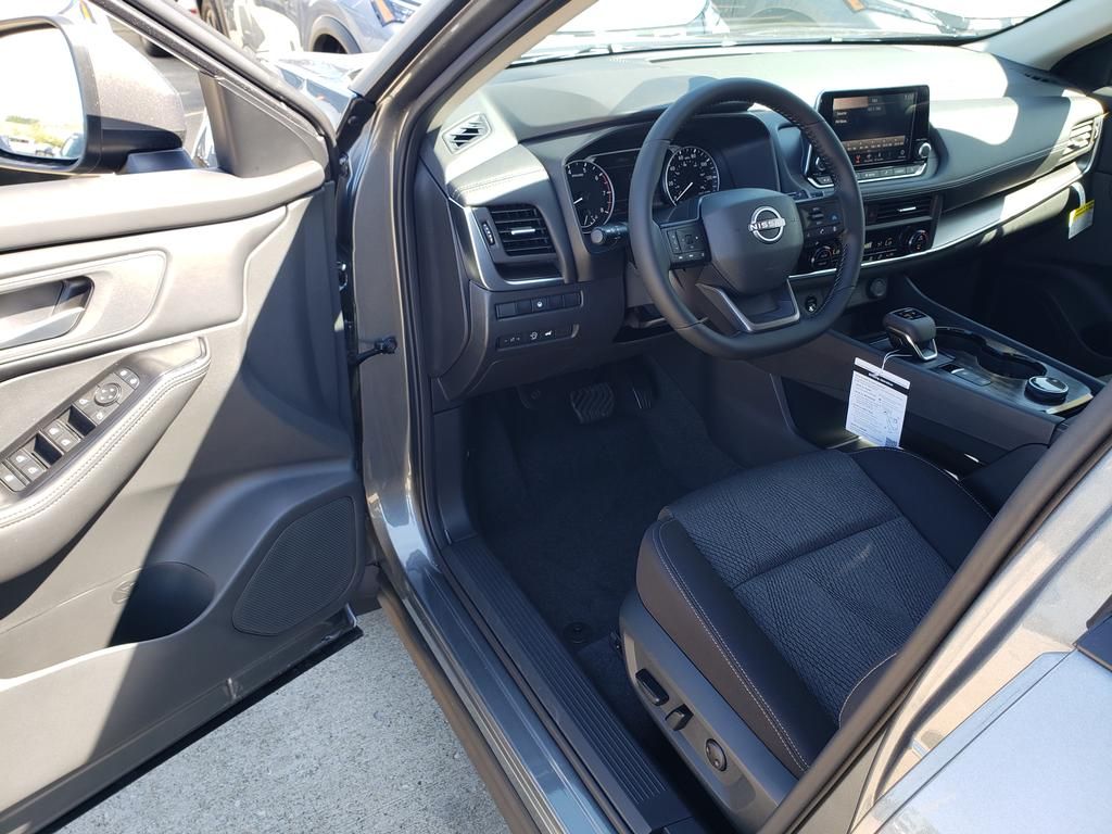 2026 Nissan Rogue SV photo 6