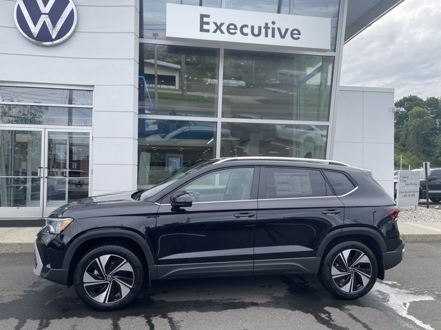 2025 Volkswagen Taos SE photo 2