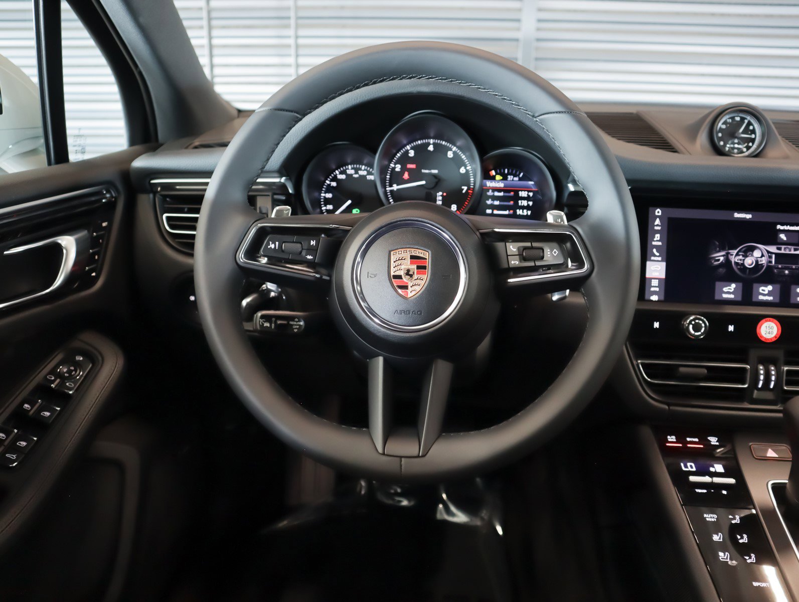 2025 Porsche Macan T photo 15