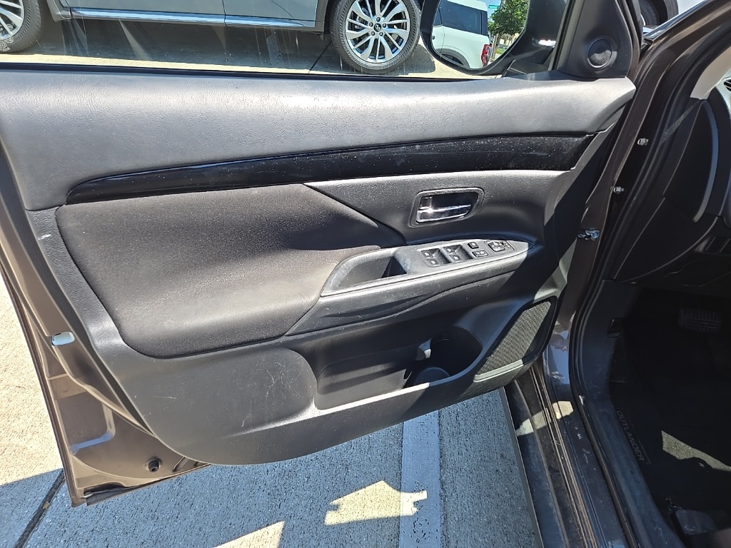2020 Mitsubishi Outlander ES photo 7