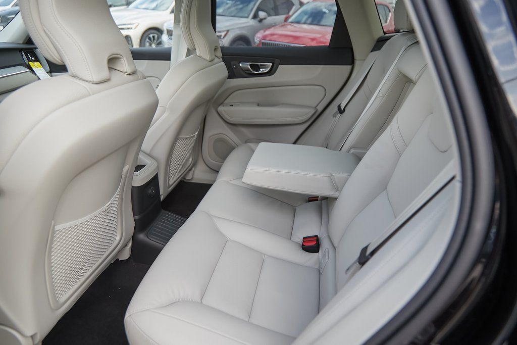 2025 VOLVO XC60 - Image 18