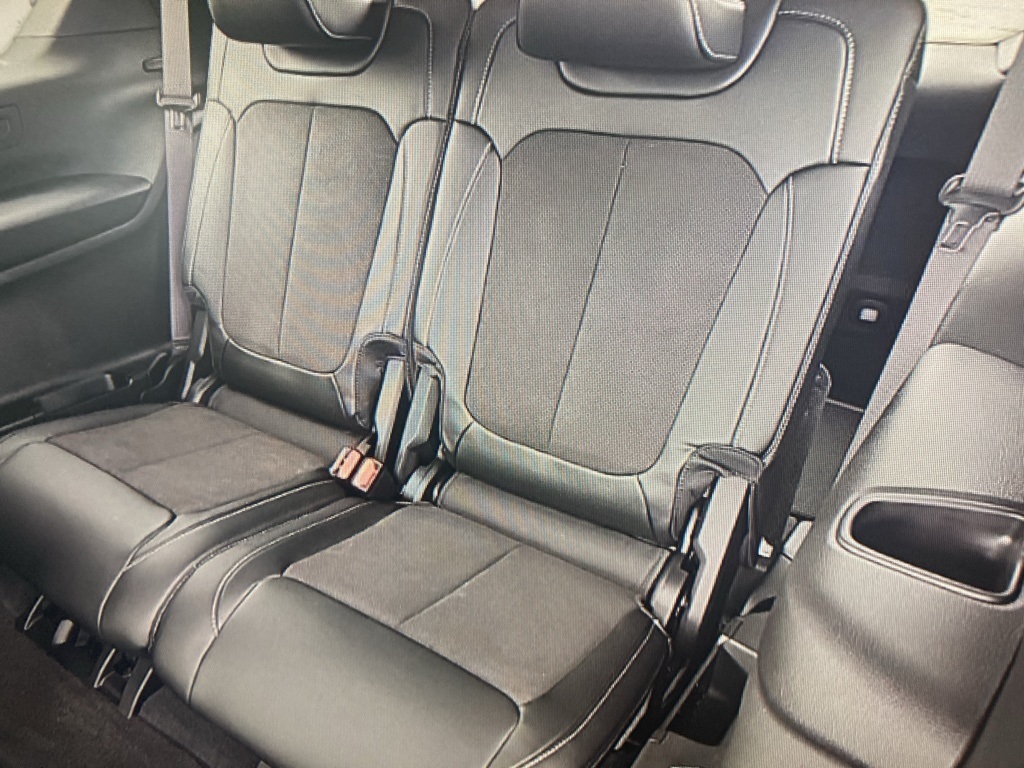 2023 Jeep Grand Cherokee Laredo photo 4