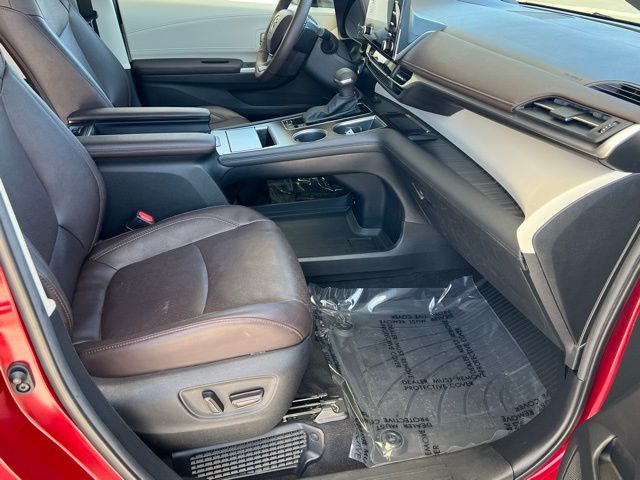 2024 Toyota Sienna Platinum photo 28