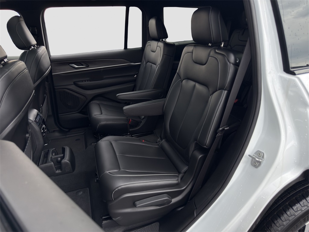 2025 Jeep Grand Cherokee Limited photo 13