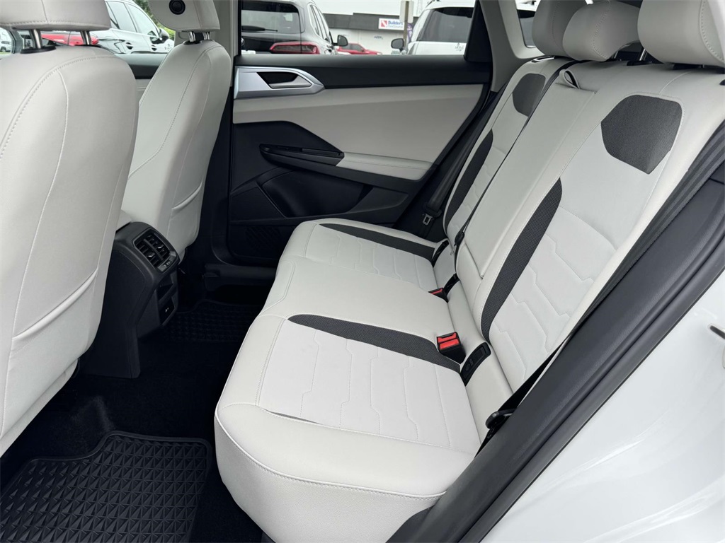 2025 Volkswagen Taos SE photo 11