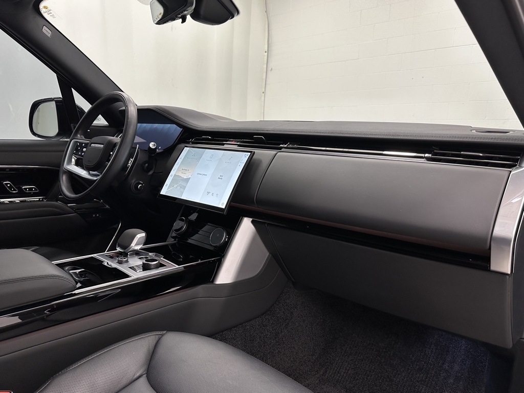 2023 Land Rover Range Rover SE photo 16