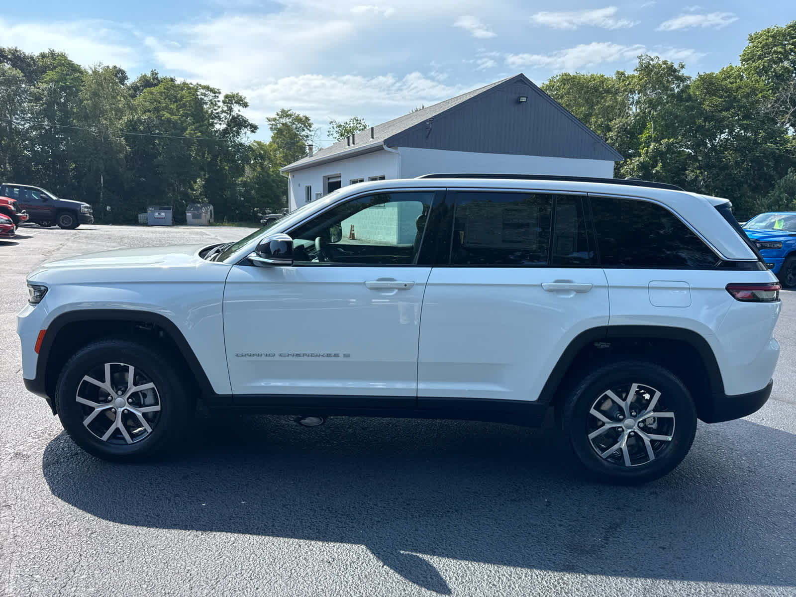 2025 Jeep Grand Cherokee Limited photo 3