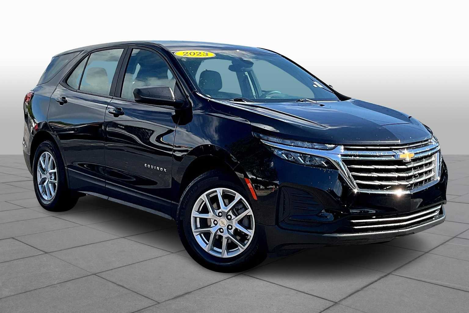 2023 Chevrolet Equinox LS photo 2