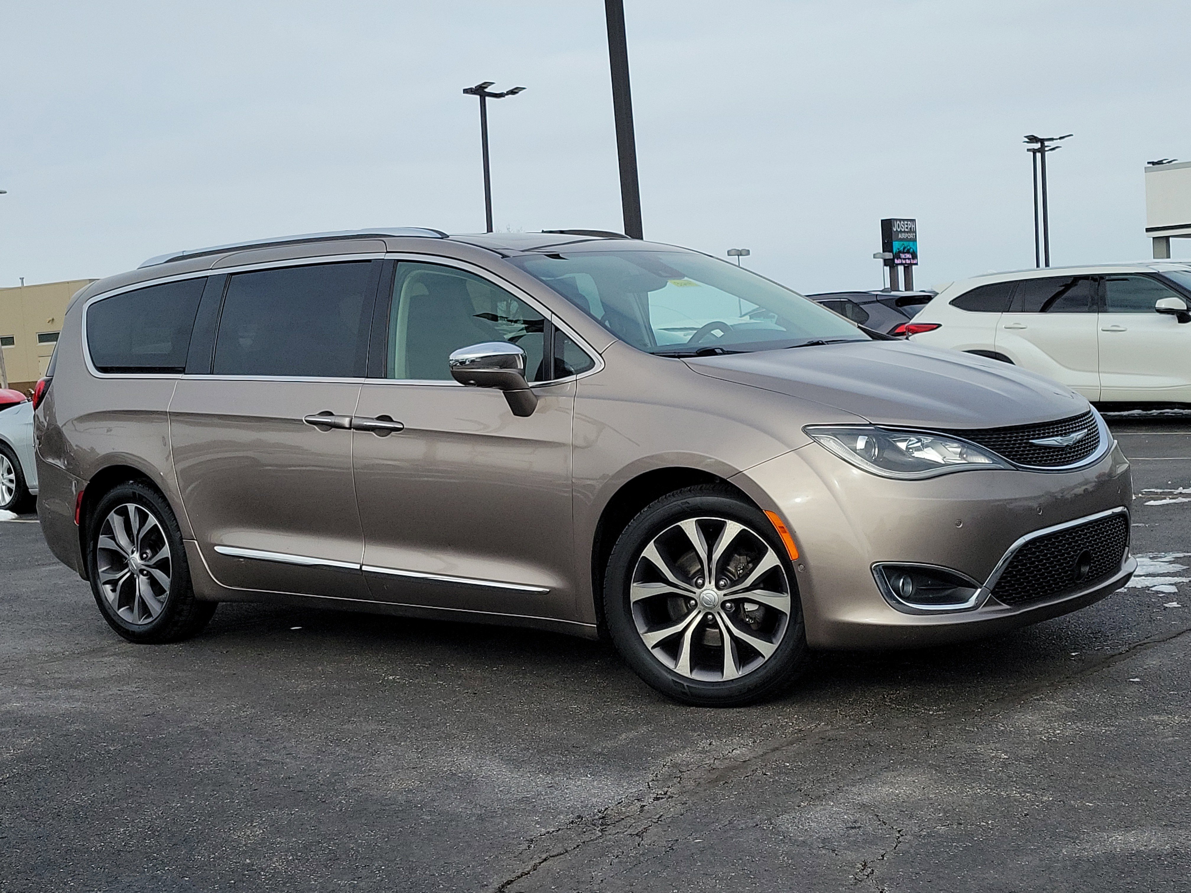 2018 Chrysler Pacifica Limited's photo