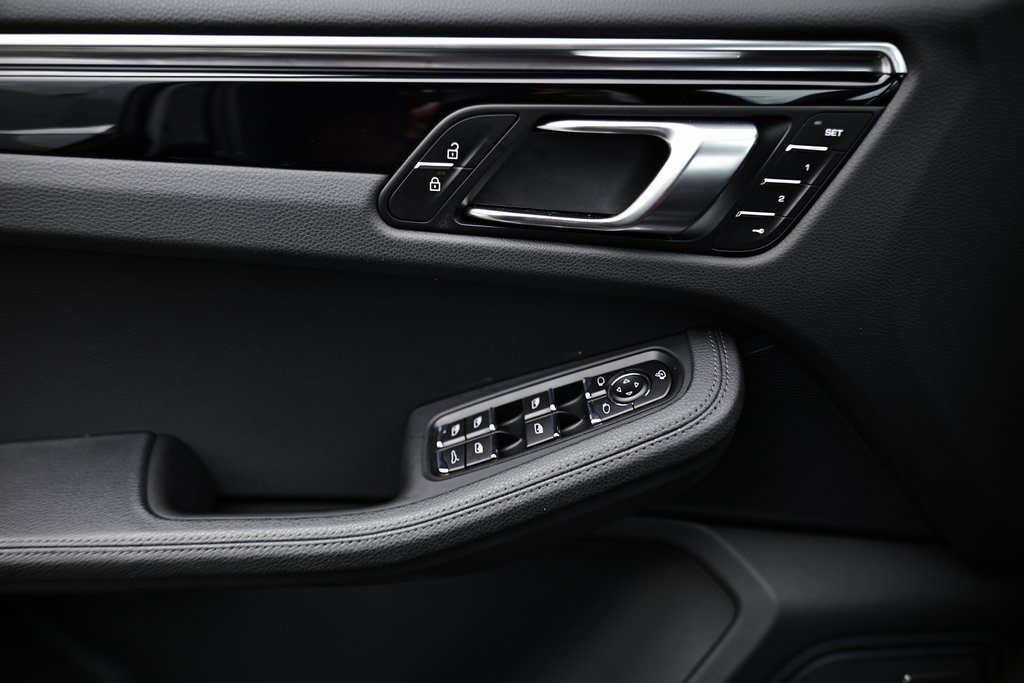 2024 Porsche Macan T photo 28