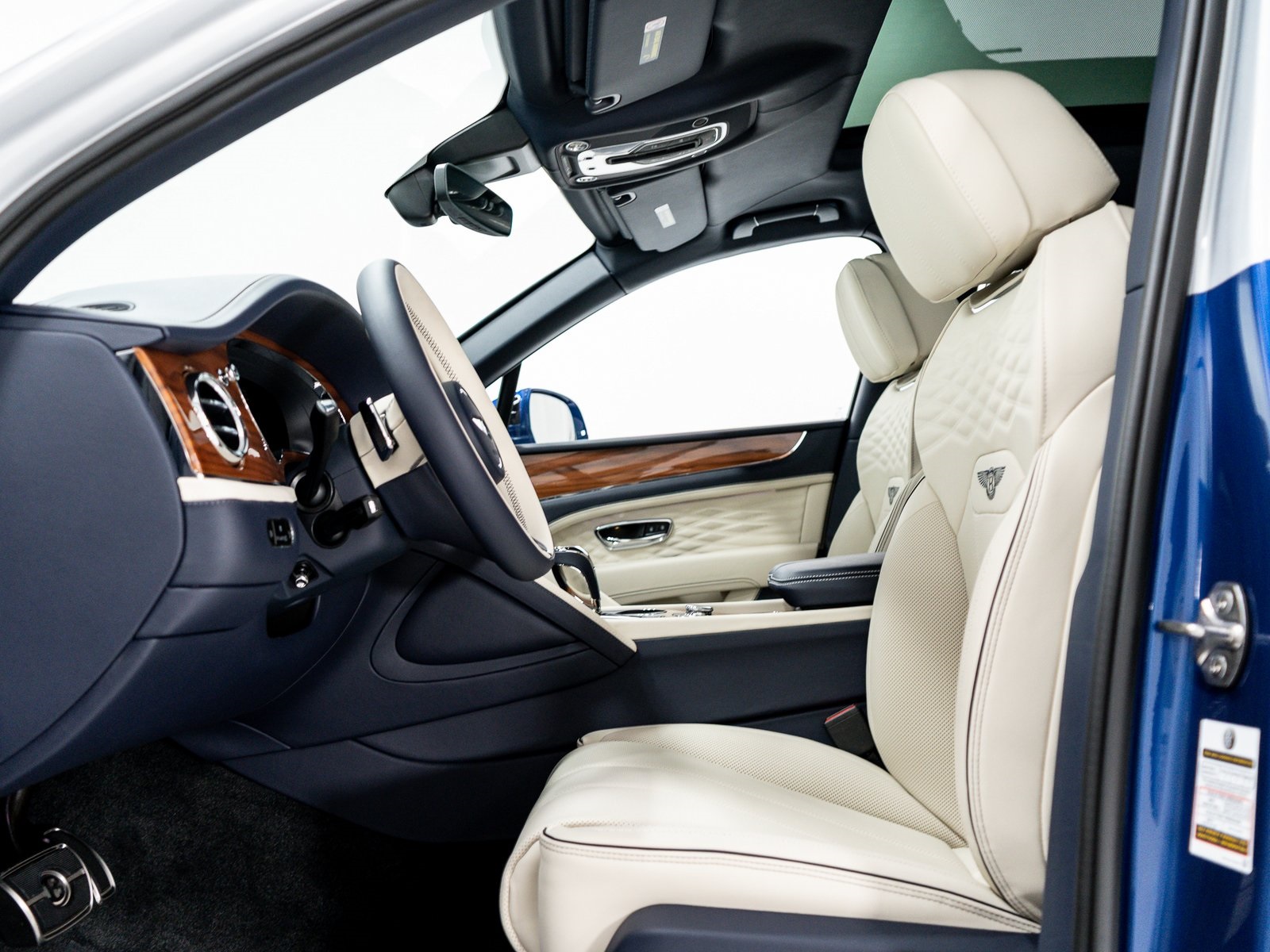 2025 Bentley Bentayga EWB Azure V8 photo 12