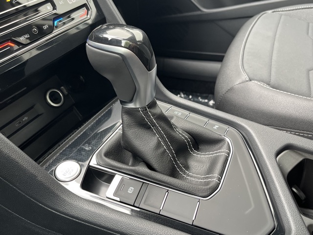2025 Volkswagen Taos SE photo 35