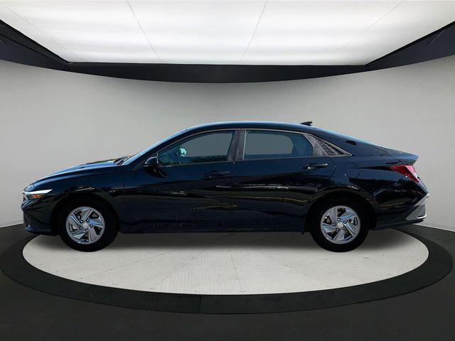 2025 Hyundai Elantra SE photo 3