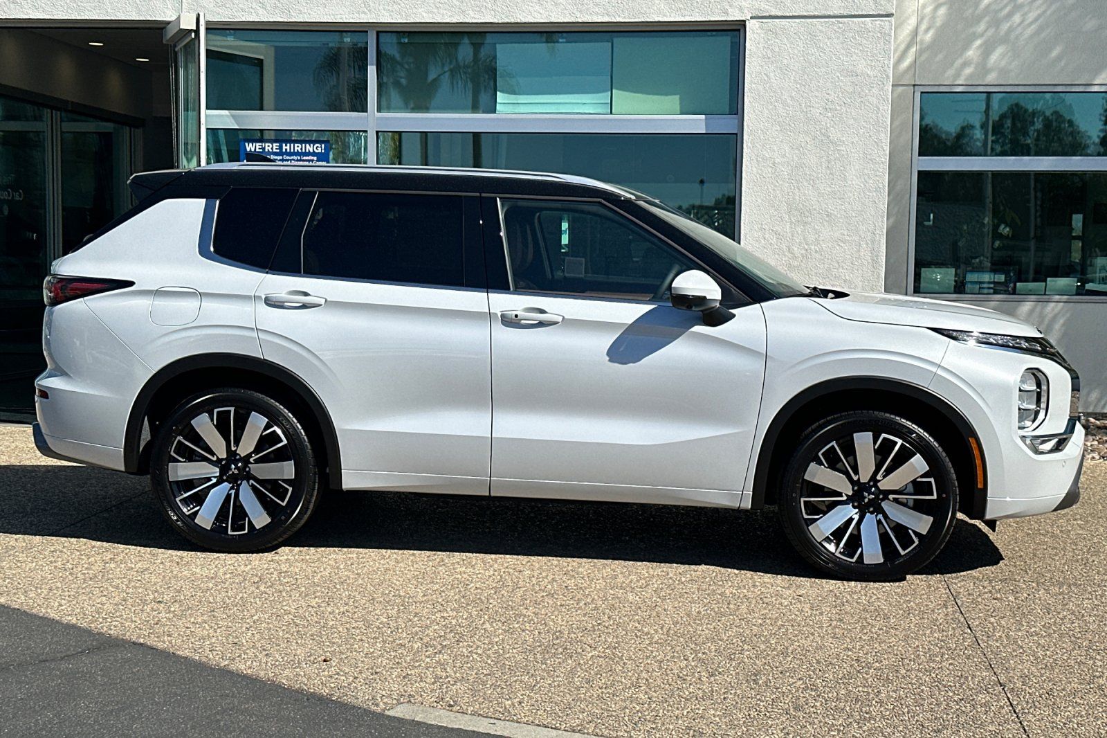 2025 Mitsubishi Outlander SEL photo 3