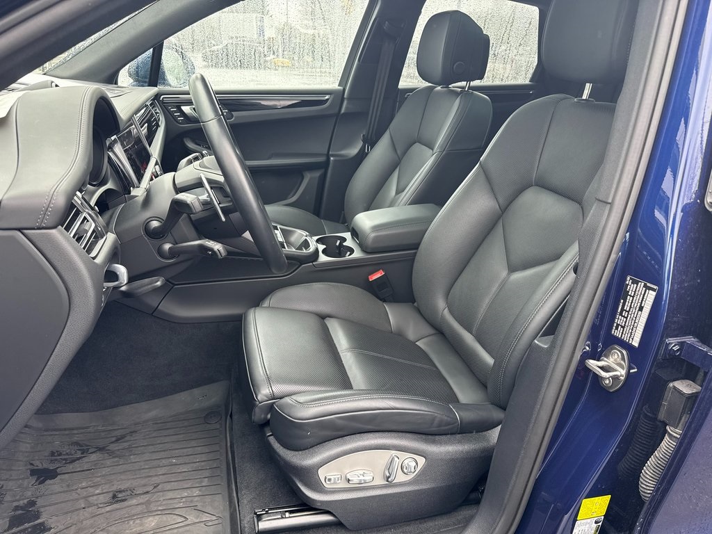2024 Porsche Macan Base photo 3
