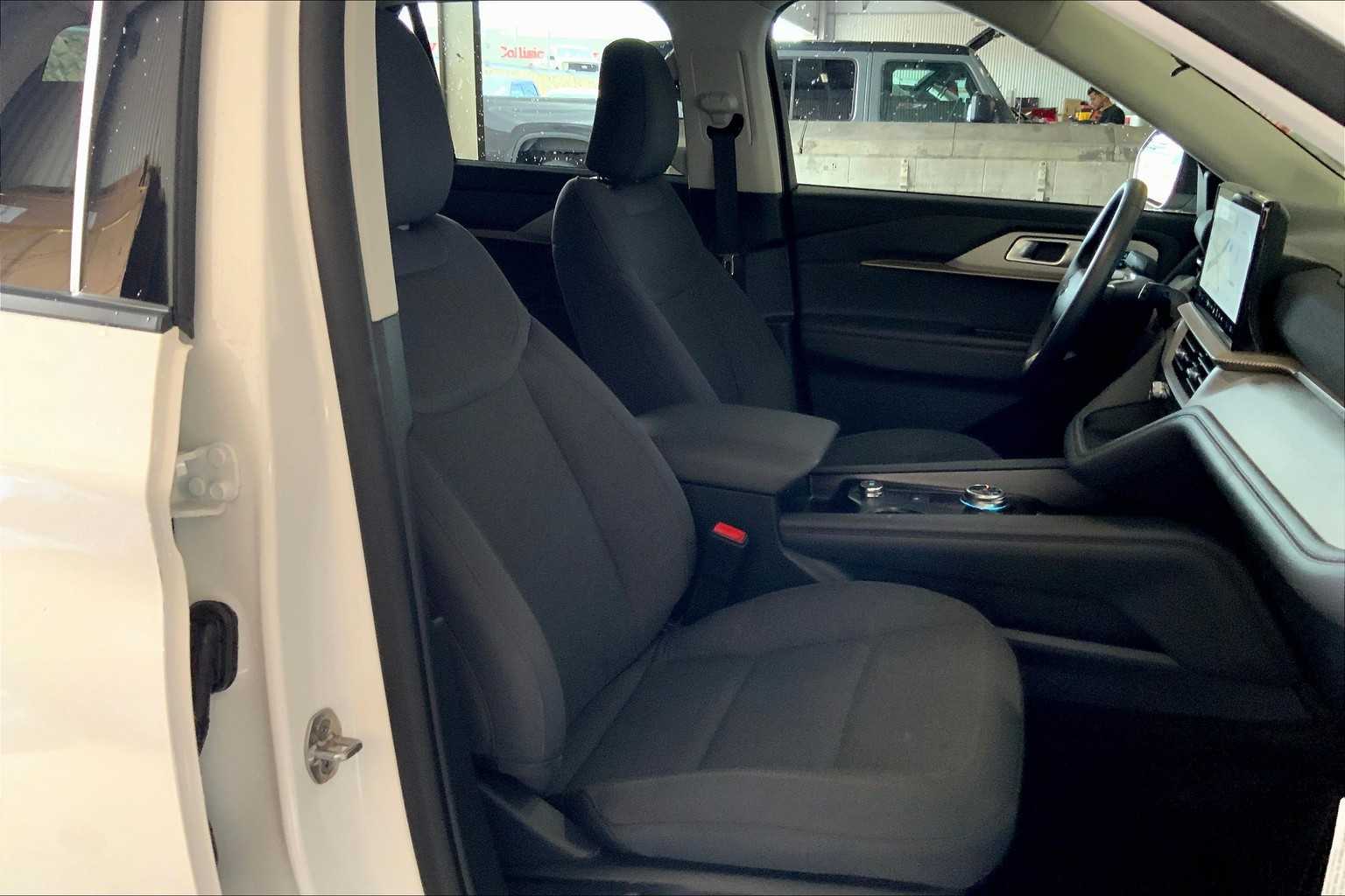2025 Ford Explorer photo 8
