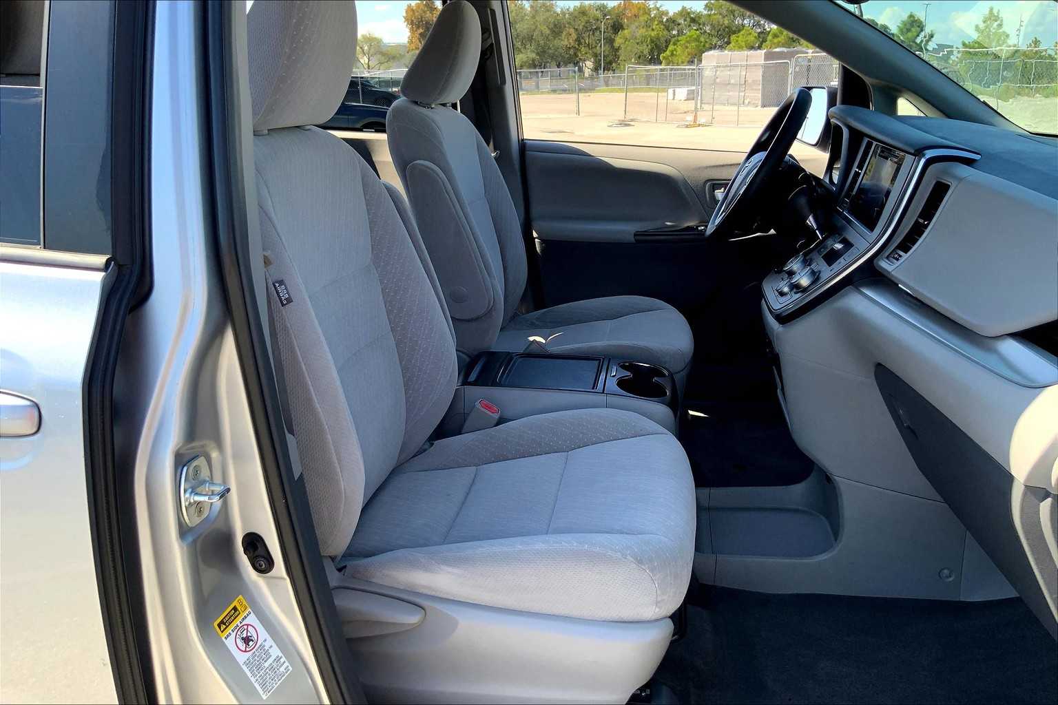 2017 Toyota Sienna LE photo 8