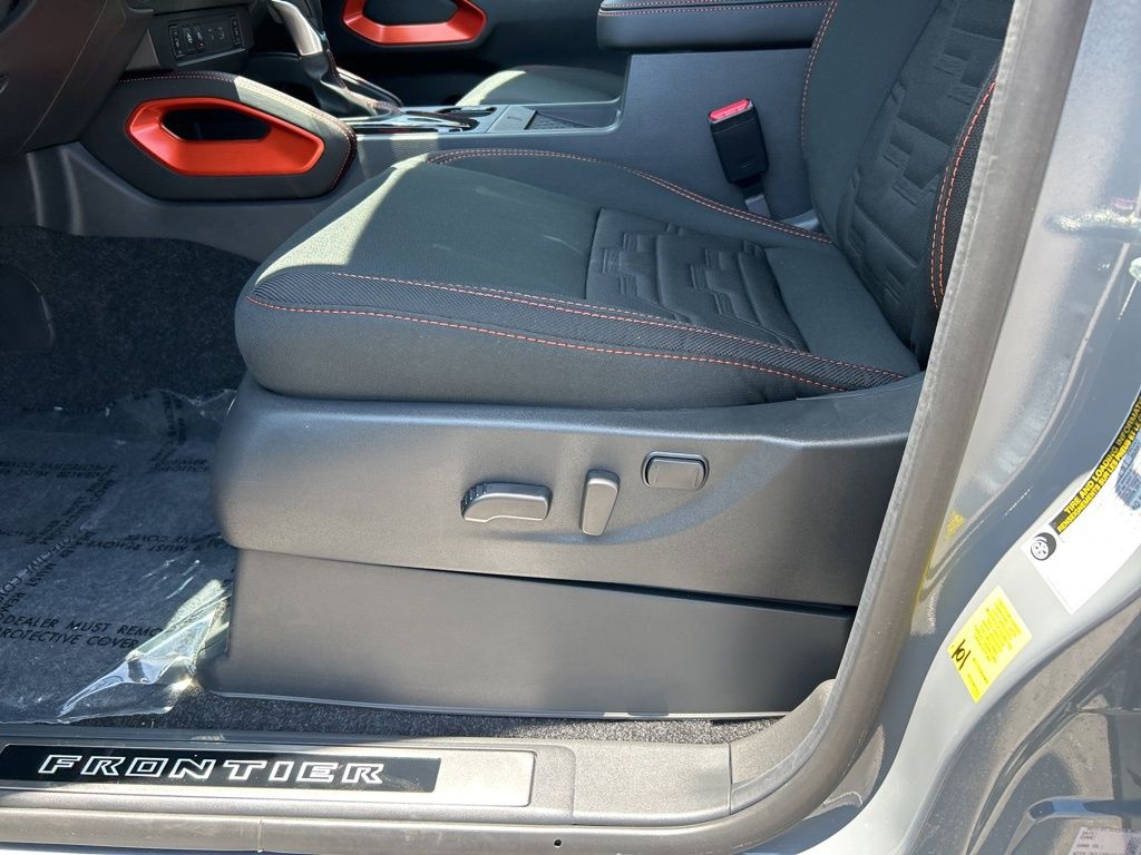 2025 Nissan Frontier PRO-4X photo 10