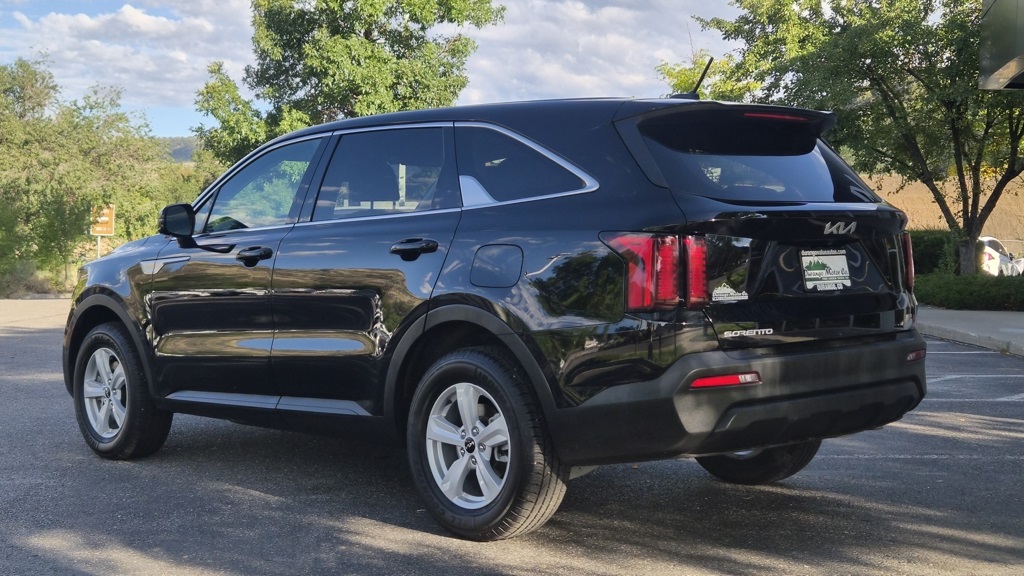 2023 Kia Sorento LX photo 3