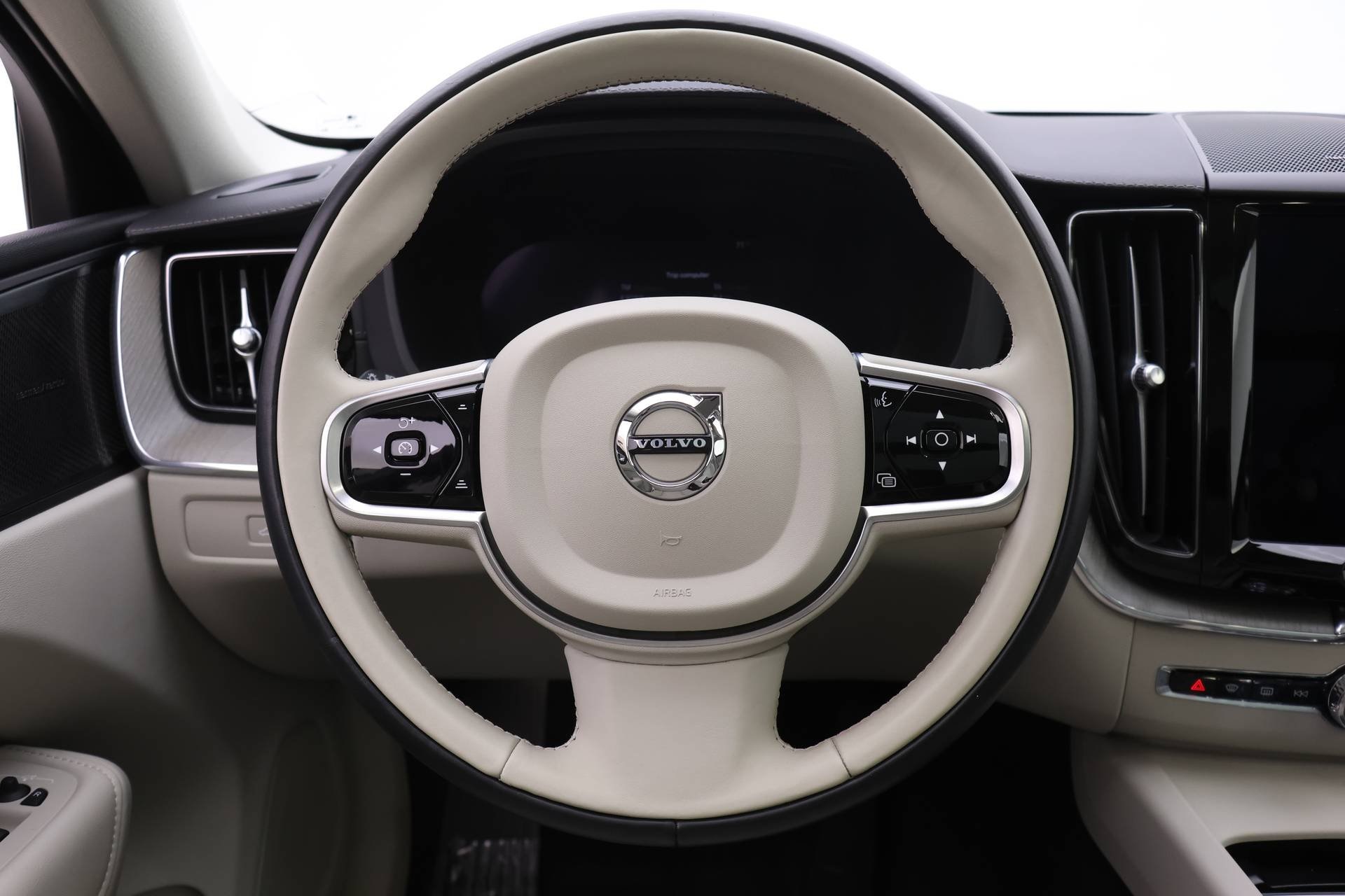 2023 Volvo XC60 B5 Ultimate photo 17