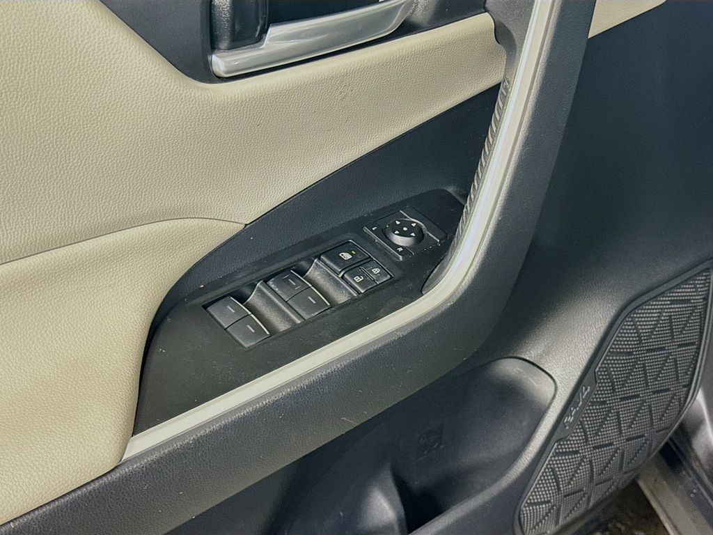 2023 Toyota RAV4 Hybrid XLE photo 16