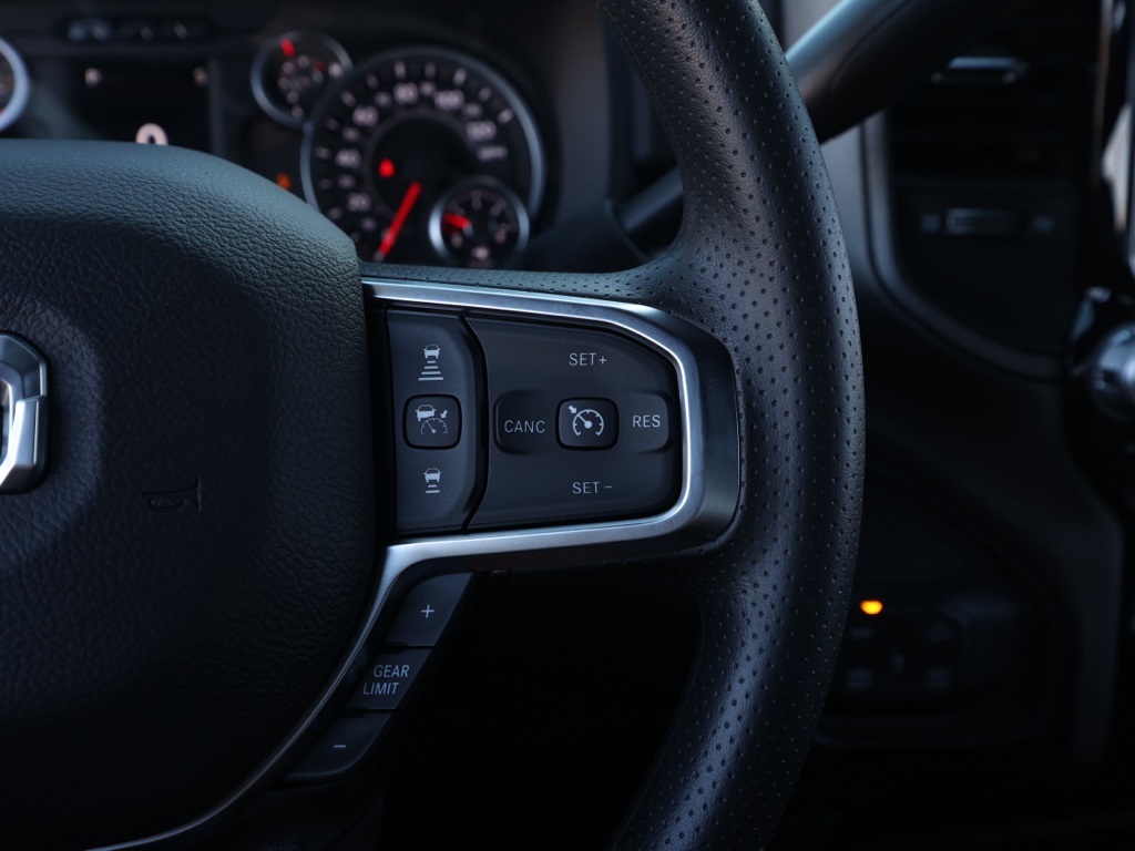 New 2026 Diamond Black Crystal Pearl-Coat Exterior Paint RAM Tradesman image 25