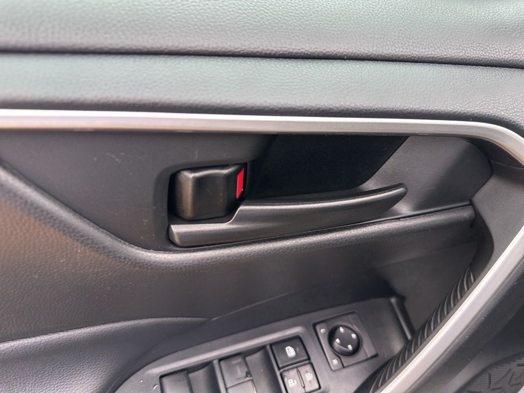 2022 Toyota RAV4 Hybrid LE photo 5