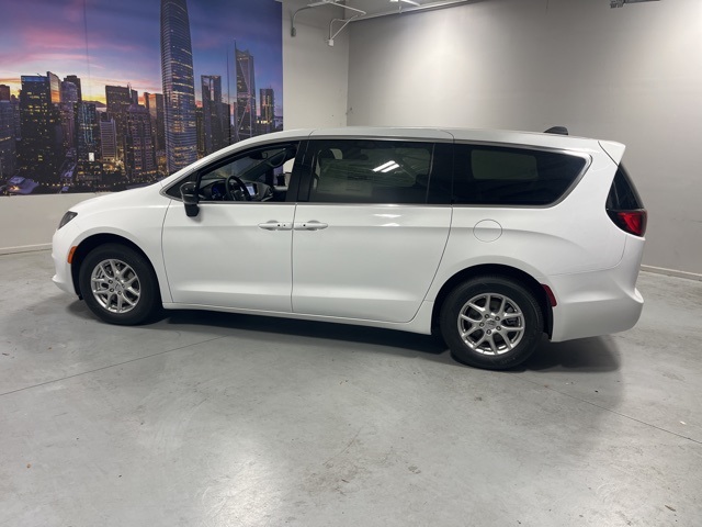 2025 Chrysler Voyager LX photo 4