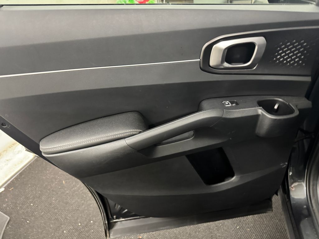 2024 Kia Sorento S photo 16