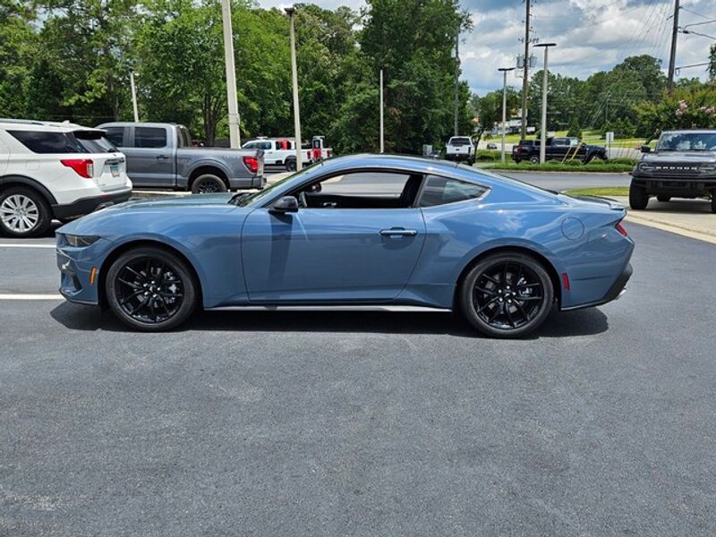 2025 Ford Mustang EcoBoost photo 4