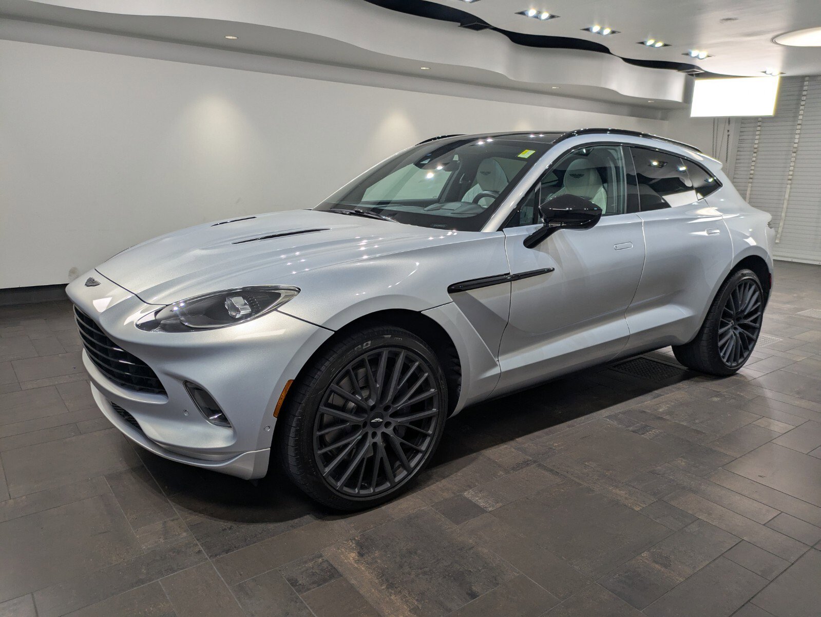 2024 Aston Martin DBX photo 29