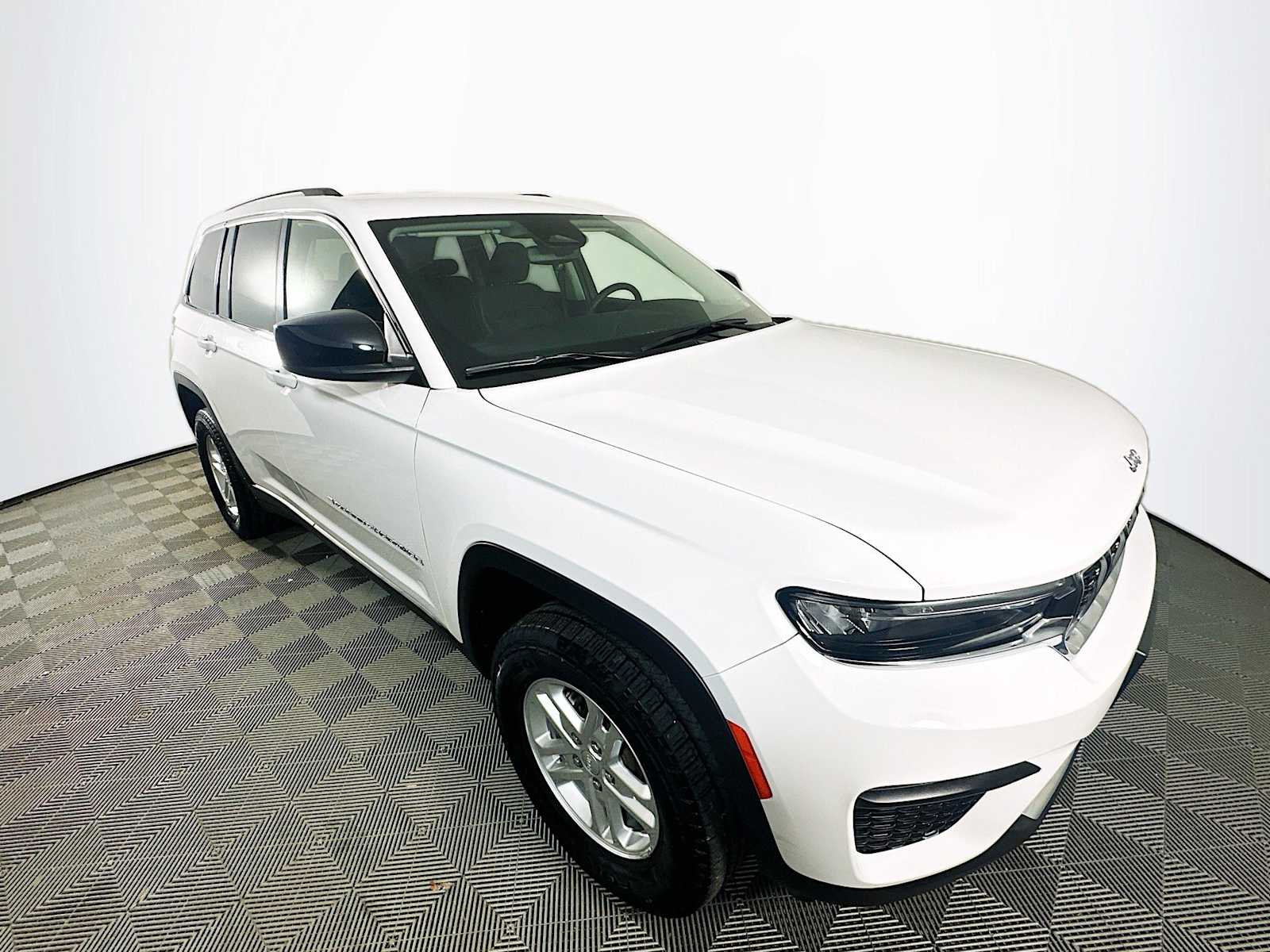 2023 Jeep Grand Cherokee Laredo photo 3