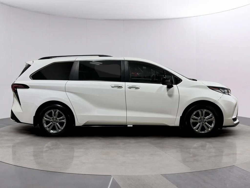 2022 Toyota Sienna Limited photo 3