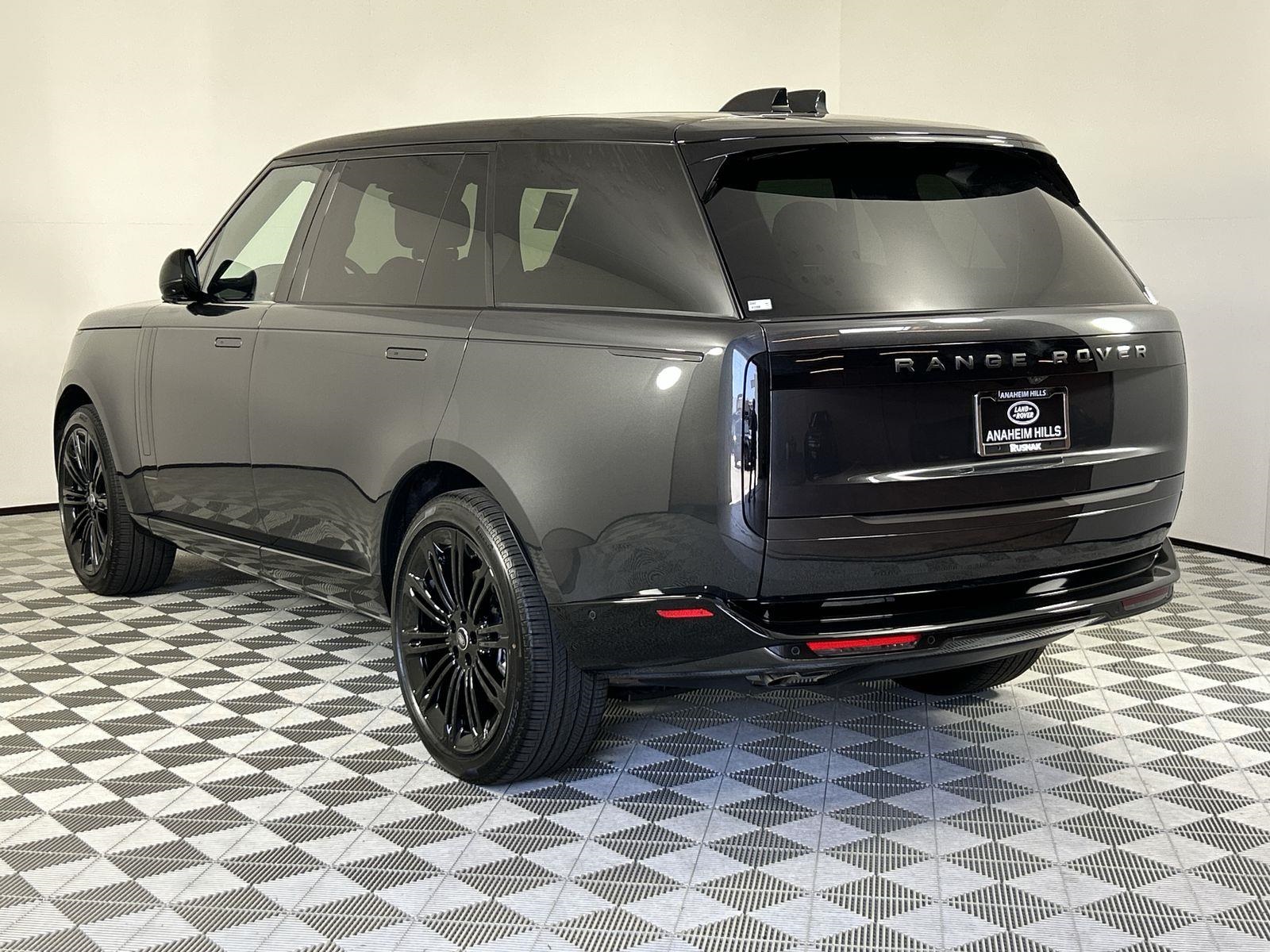 2025 Land Rover Range Rover SE photo 3