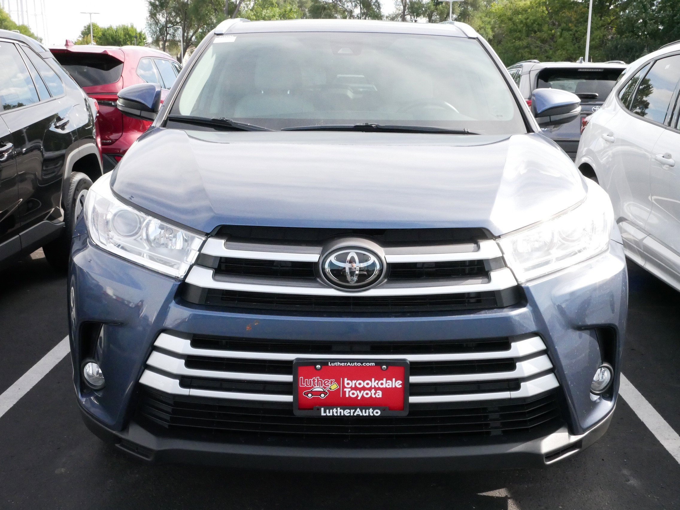 Certified 2019 Toyota Highlander XLE with VIN 5TDJZRFH4KS950759 for sale in Brooklyn Center, Minnesota
