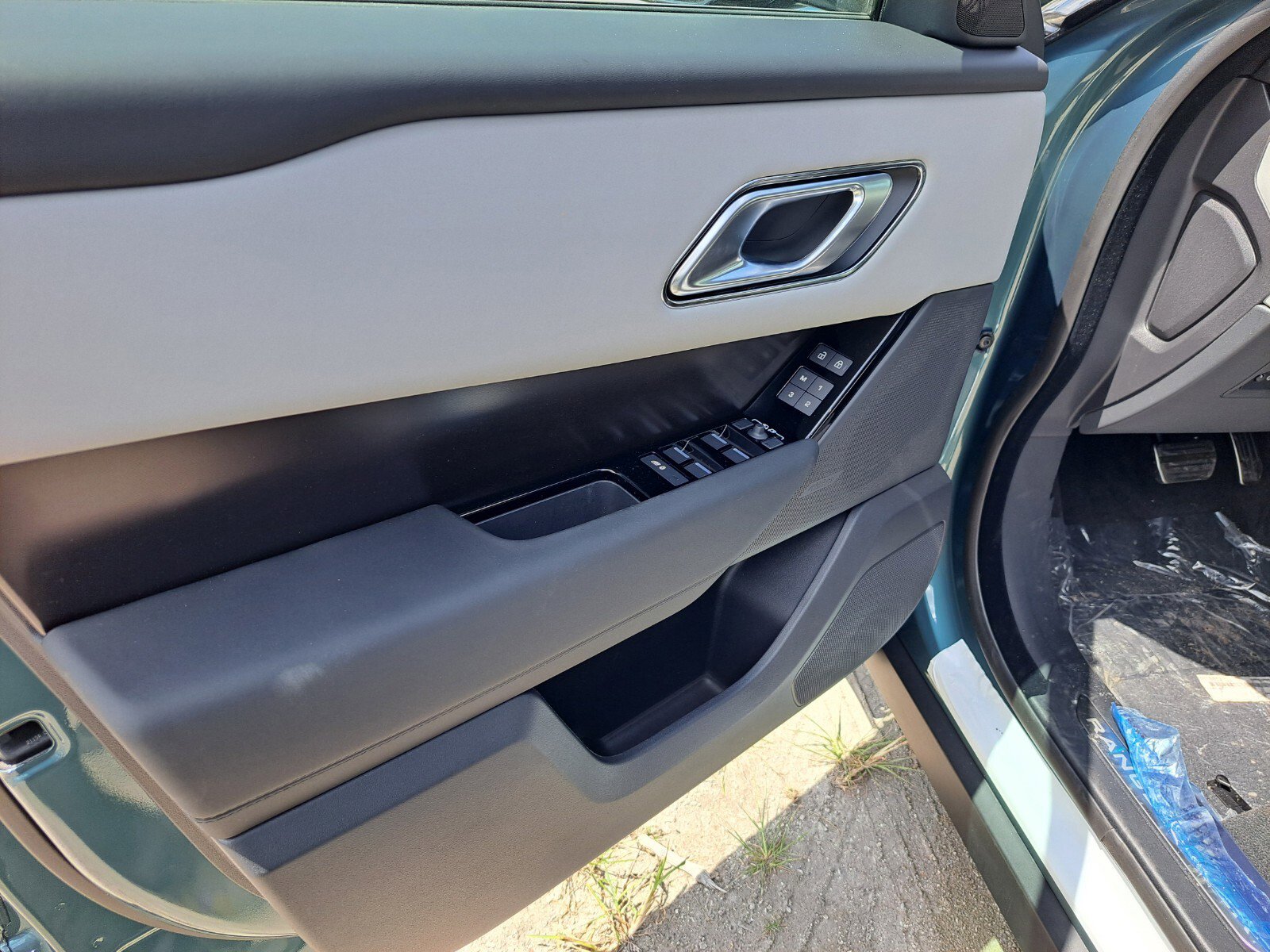 2026 Land Rover Range Rover Velar SE photo 10