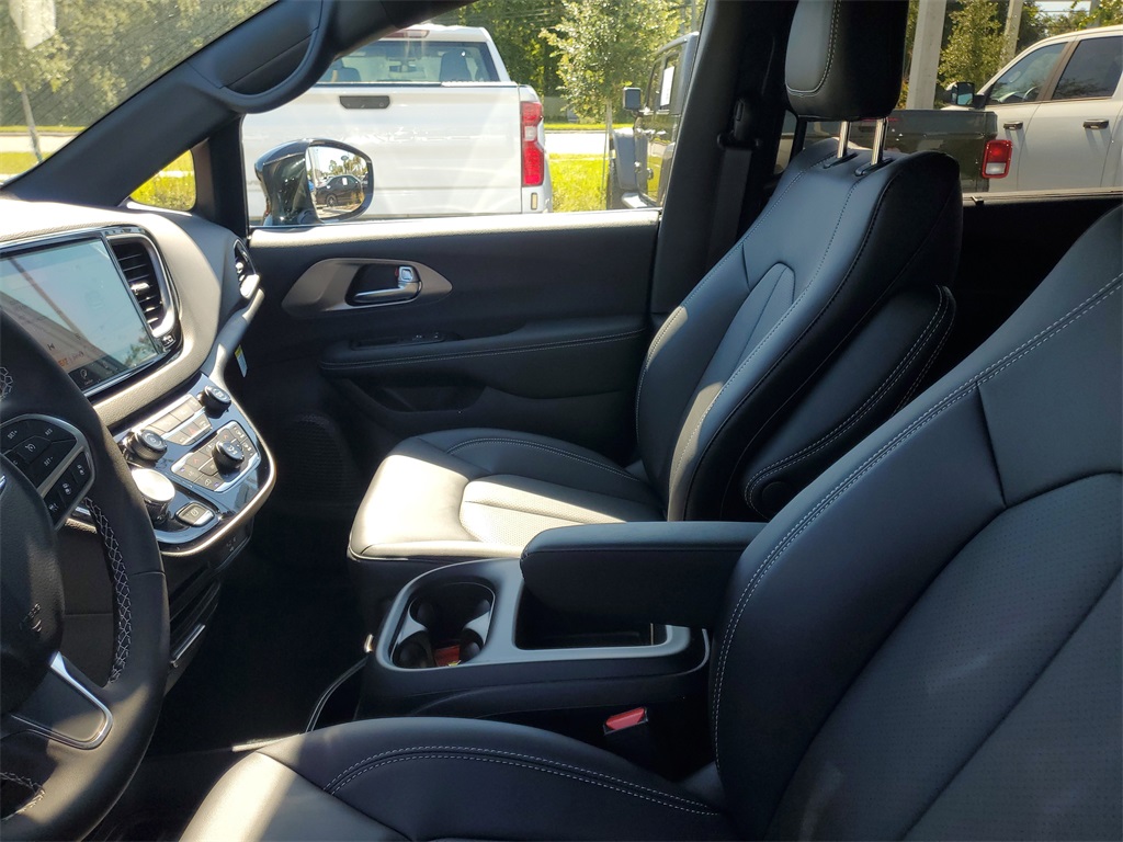 2026 Chrysler Voyager LX photo 8